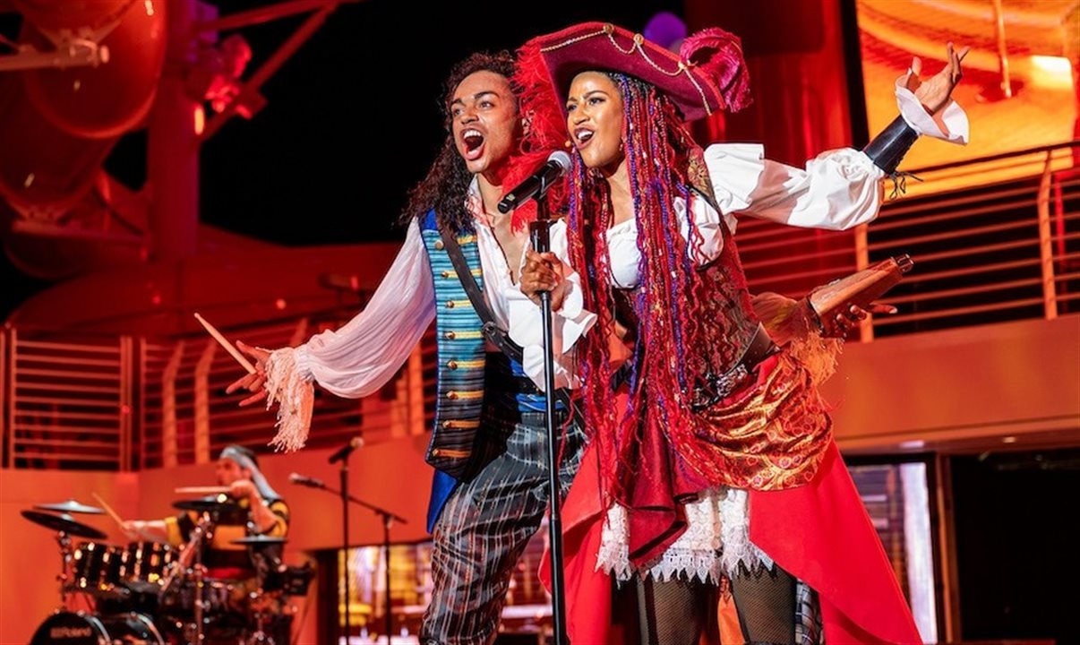 Quem comanda a festa é a Capitã Redd, descendente destemida da leiloeira ruiva da atração Piratas do Caribe, acompanhada por sua tripulação de bucaneiros guitarristas