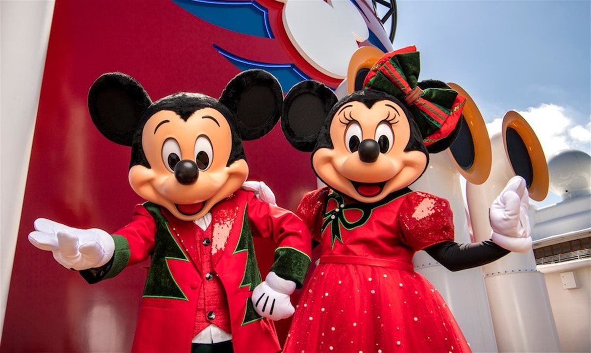 Mickey e Minnie recebem os passageiros vestidos com suas melhores roupas de Natal a bordo do cruzeiro Disney Wish Very Merrytime