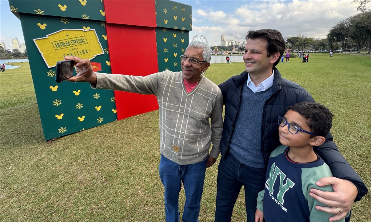 Para marcar o anúncio pelo prefeito Eduardo Pimentel da atração Disney no Natal de Curitiba 2025, uma caixa de presentes gigante foi colocada no Parque Barigui