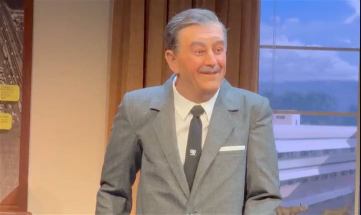 A cena em que Walt se levanta de sua mesa é considerada um dos pontos altos do espetáculo