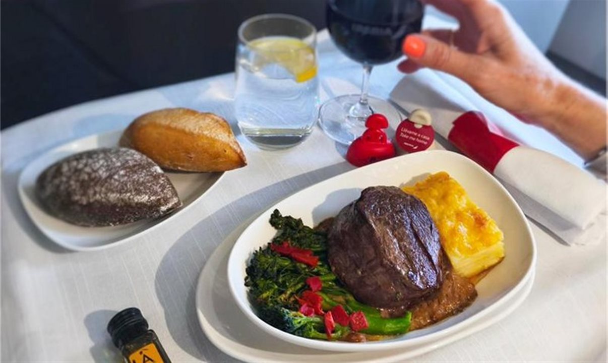 Iberia tem novos cardápios para classe executiva em voos longos e de curta e média distância