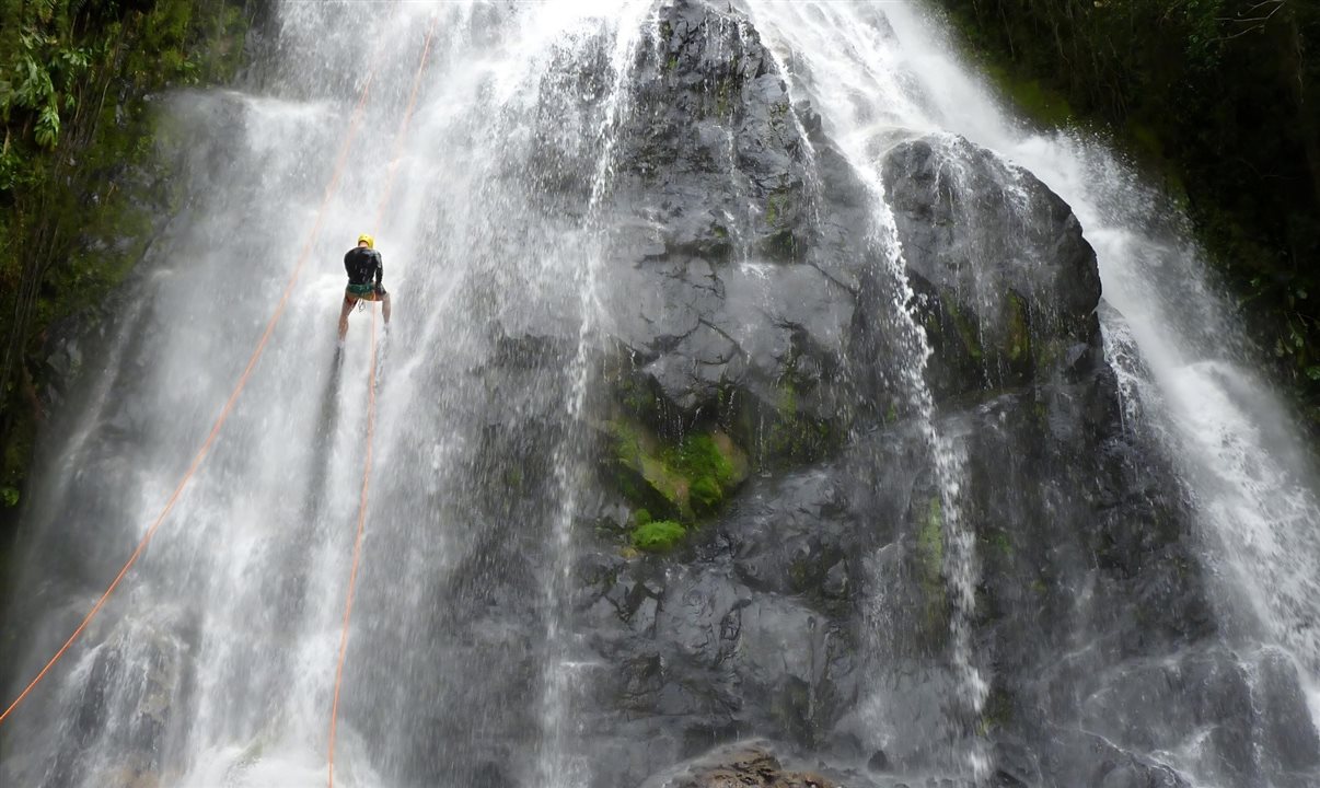 Rapel na Cachoeira da Ressurreição, Águas Mornas (SC)