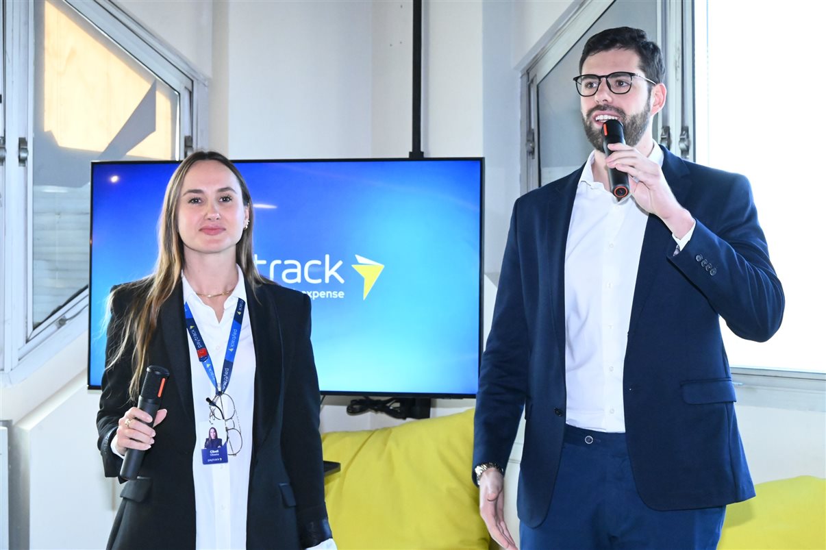 Cibeli Oliveira, promovida a VP de Experiência do Cliente da Paytrack, com Pedro Góes, CEO da empresa