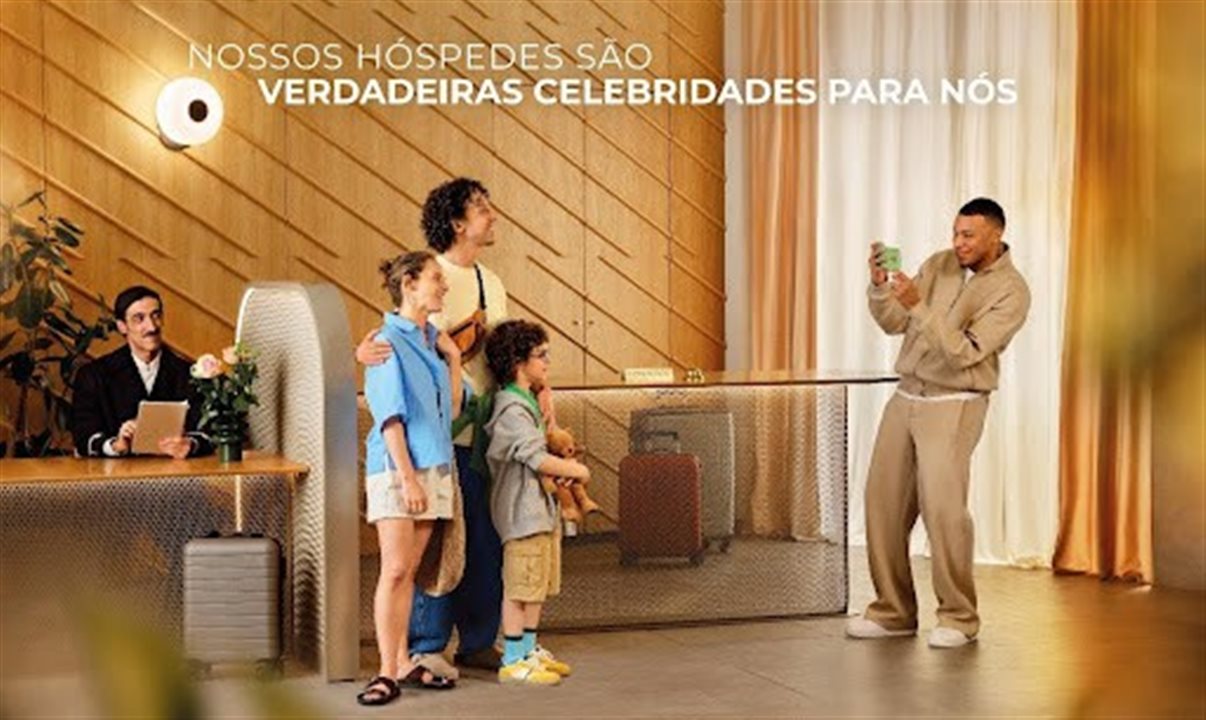 Criada pela Accor Global em parceria com a agência Ogilvy, a campanha tem um tom divertido e traz Mbappé chegando a um hotel ao mesmo tempo que outros hóspedes