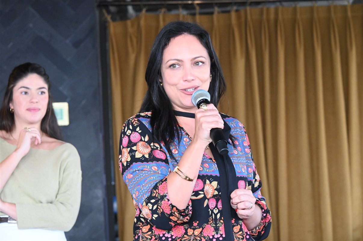 Marcel Marin, do Palácio Tangará, entre Andrea Matos e Luana Nogueira, da Alagev