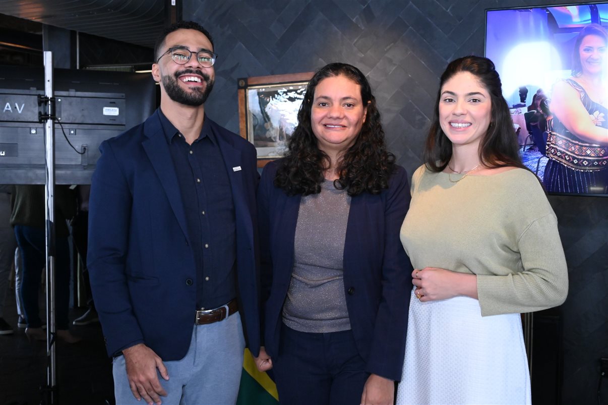 Marcel Marin, do Palácio Tangará, entre Andrea Matos e Luana Nogueira, da Alagev
