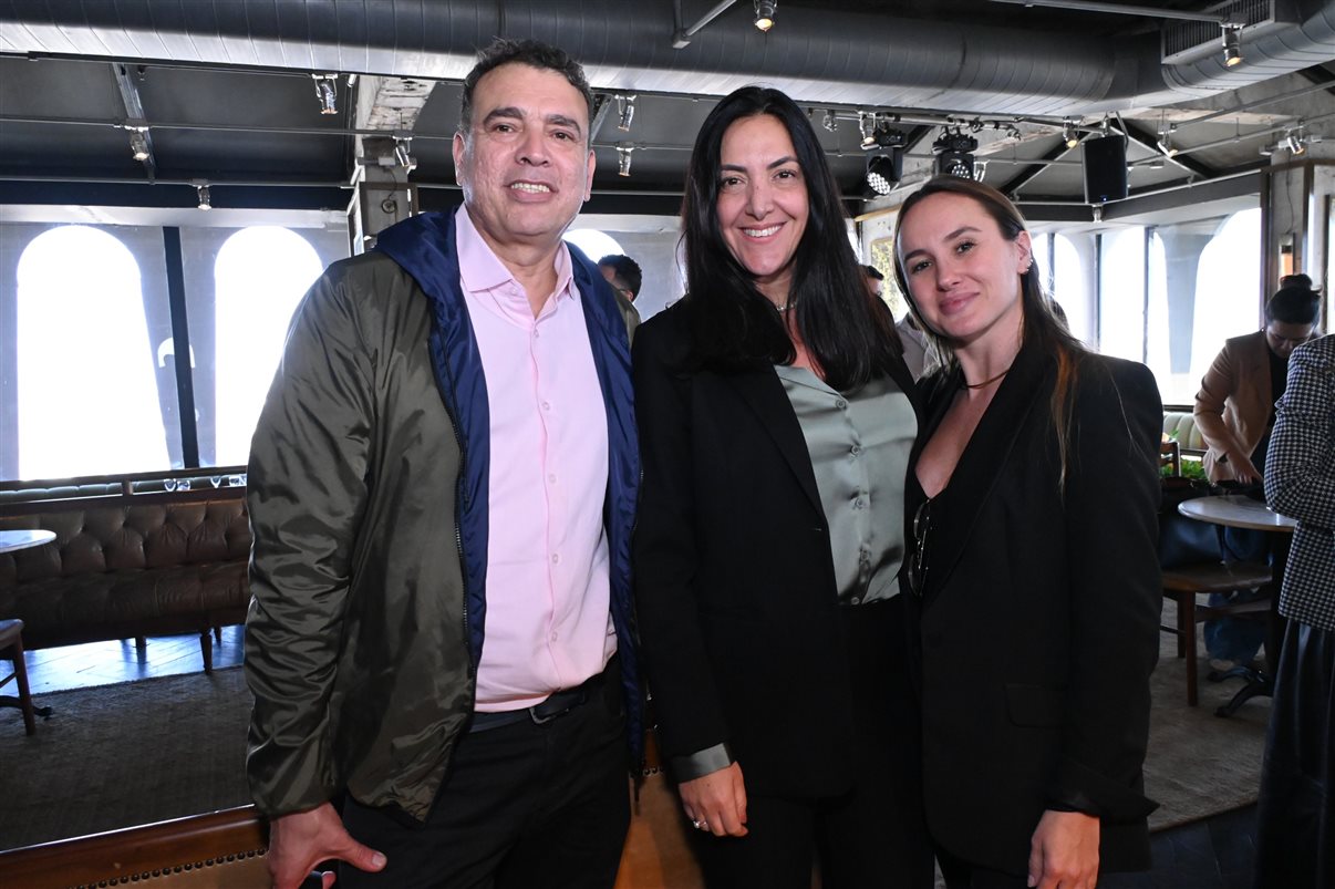 Marcel Marin, do Palácio Tangará, entre Andrea Matos e Luana Nogueira, da Alagev