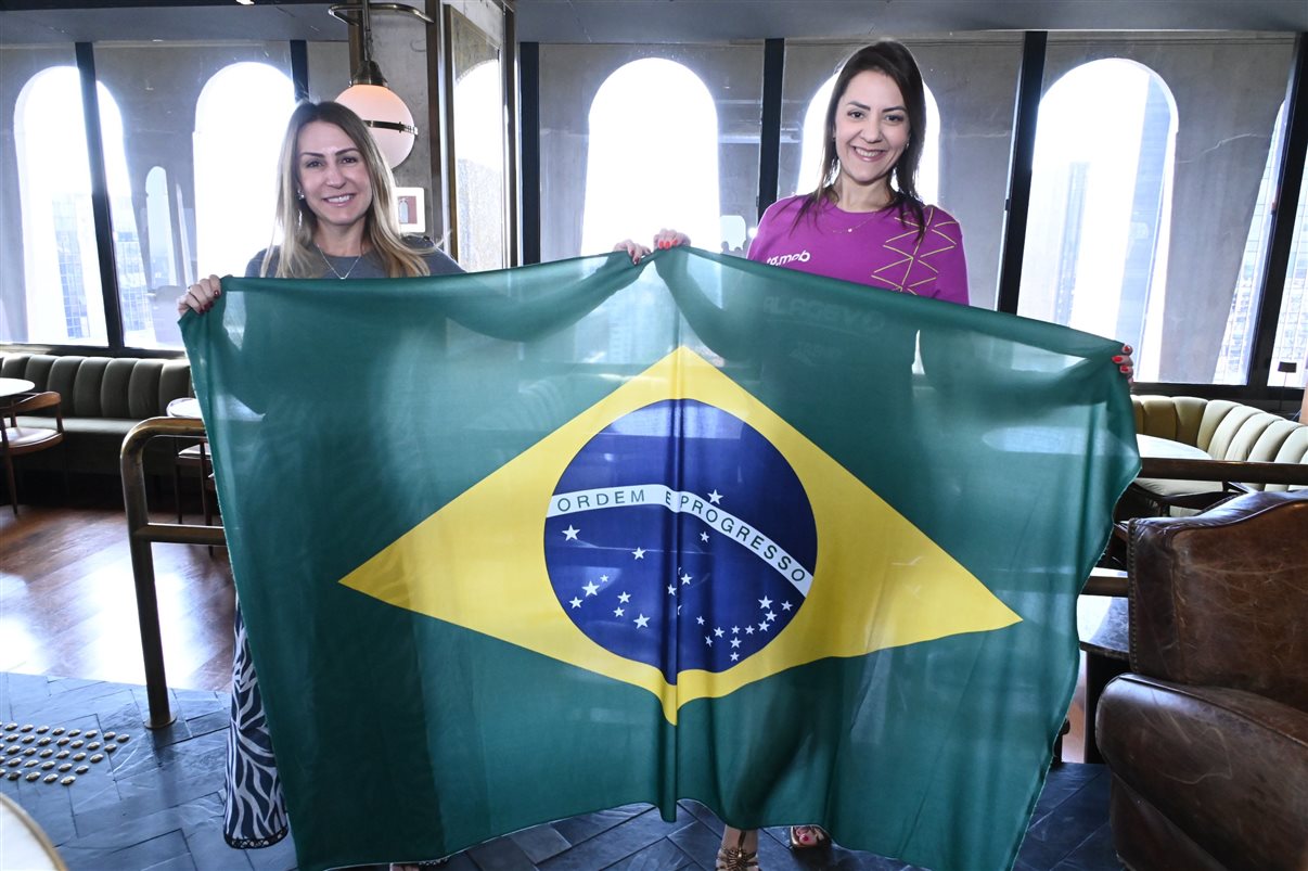 Marcel Marin, do Palácio Tangará, entre Andrea Matos e Luana Nogueira, da Alagev
