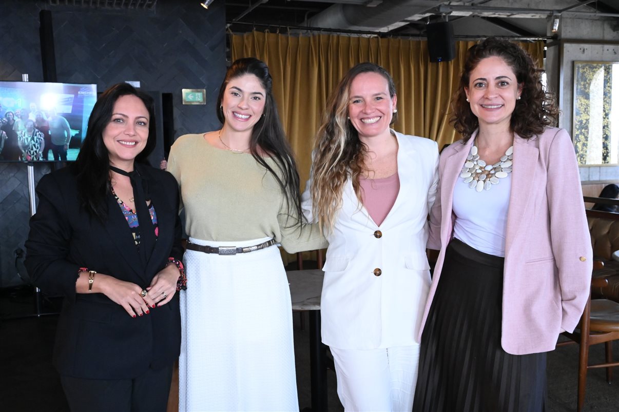 Marcel Marin, do Palácio Tangará, entre Andrea Matos e Luana Nogueira, da Alagev