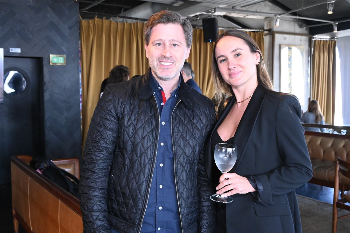 Marcel Marin, do Palácio Tangará, entre Andrea Matos e Luana Nogueira, da Alagev