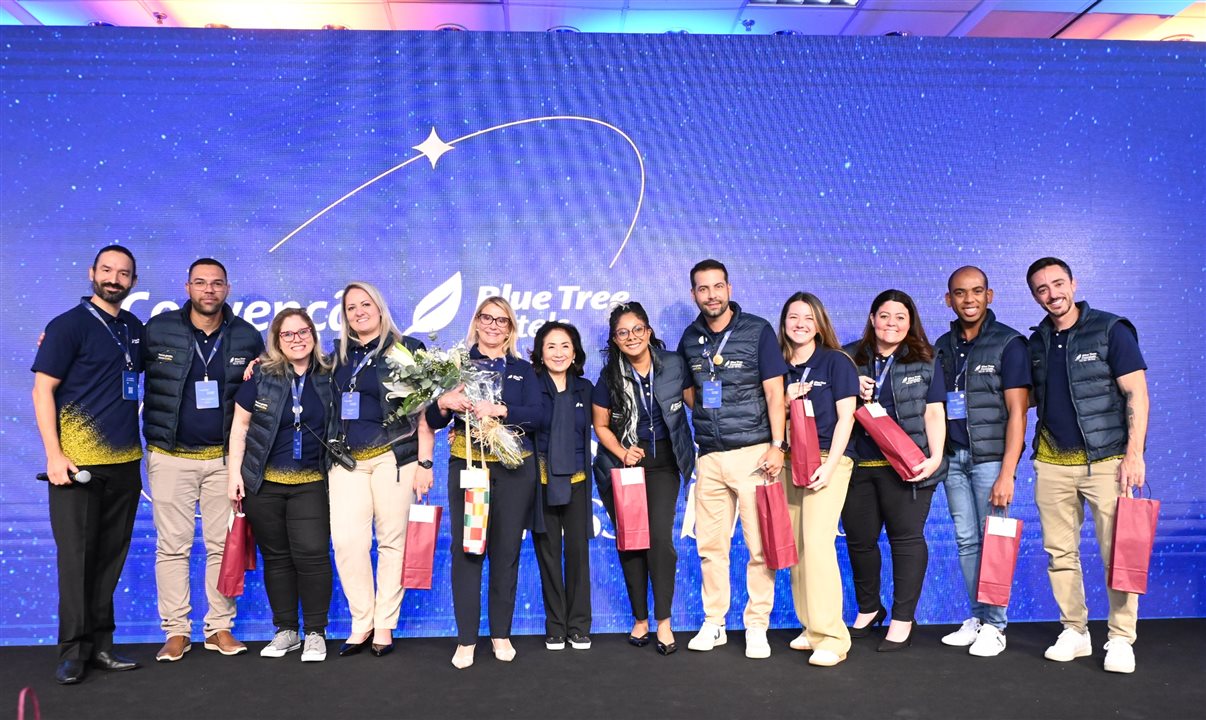 Chieko Aoki homenageia colaboradores no palco da Convenção