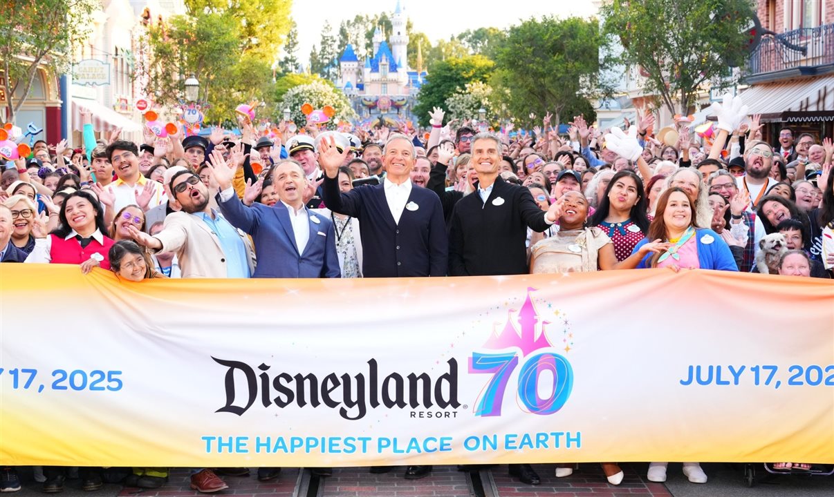 Bob Iger, presidente da The Walt Disney Company, e Josh D’Amaro, presidente da Disney Experiences, celebram os 70 anos da Disneyland California