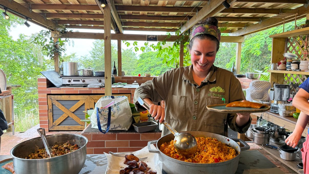 Crystal Diaz durante a experiência gastronômica no Famtour da Flot Viagens