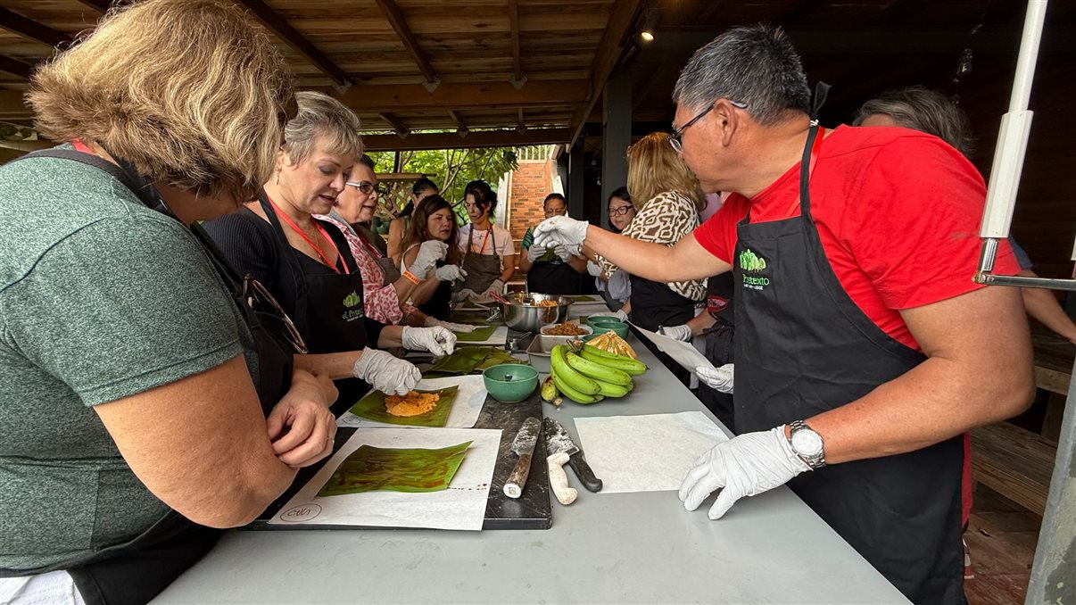 Crystal Diaz durante a experiência gastronômica no Famtour da Flot Viagens