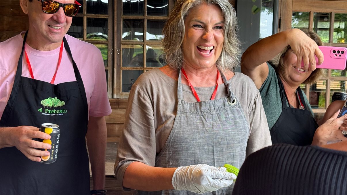 Crystal Diaz durante a experiência gastronômica no Famtour da Flot Viagens