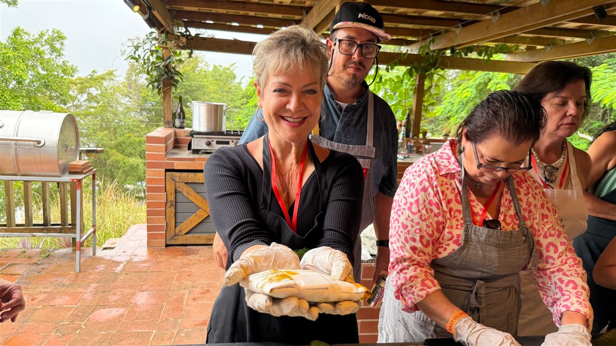 Crystal Diaz durante a experiência gastronômica no Famtour da Flot Viagens
