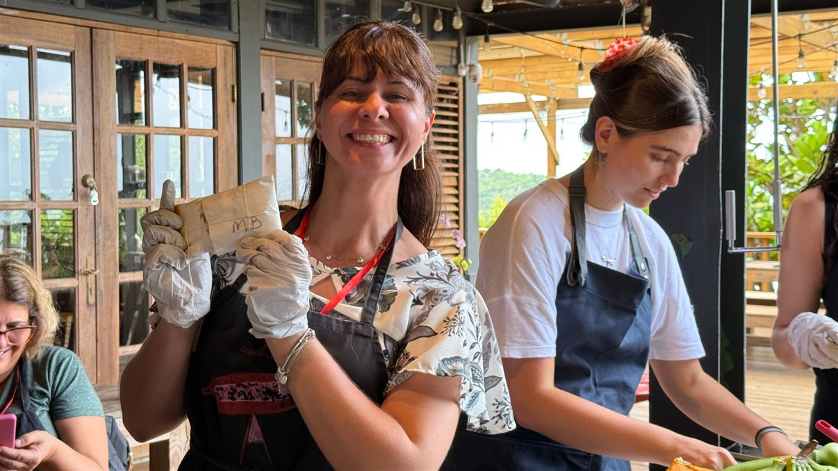Crystal Diaz durante a experiência gastronômica no Famtour da Flot Viagens