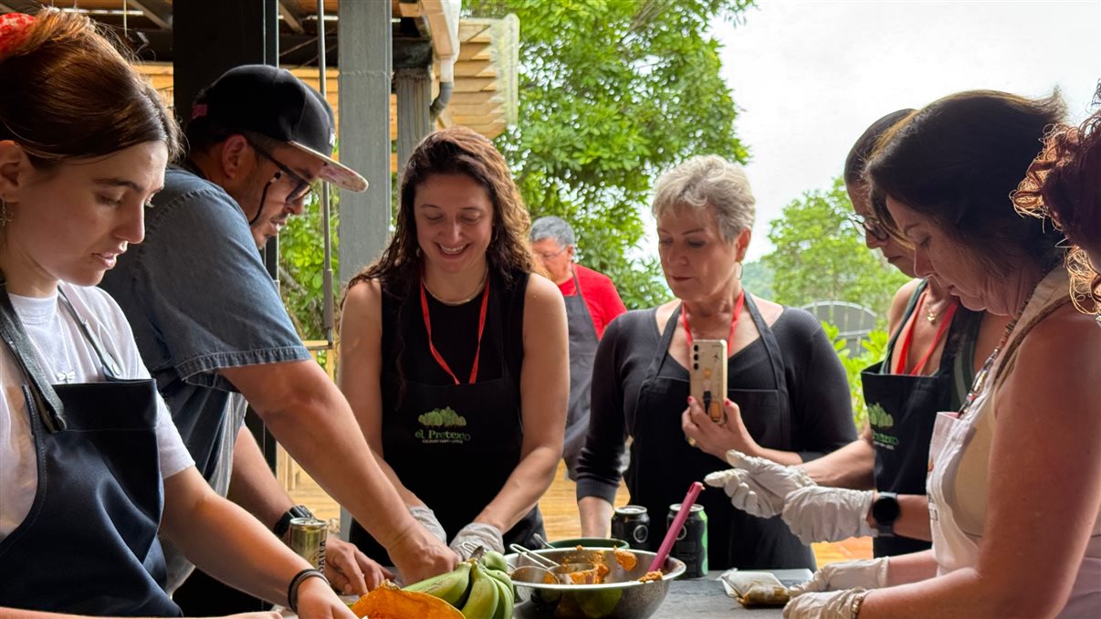 Crystal Diaz durante a experiência gastronômica no Famtour da Flot Viagens