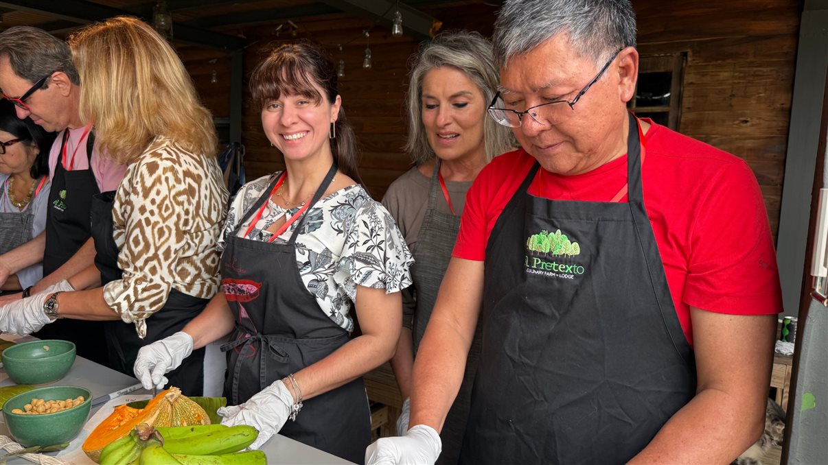 Crystal Diaz durante a experiência gastronômica no Famtour da Flot Viagens
