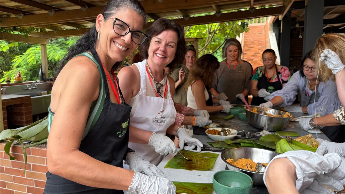 Crystal Diaz durante a experiência gastronômica no Famtour da Flot Viagens