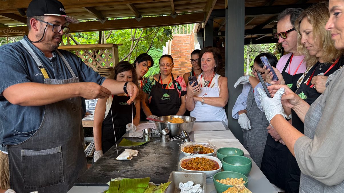 Crystal Diaz durante a experiência gastronômica no Famtour da Flot Viagens