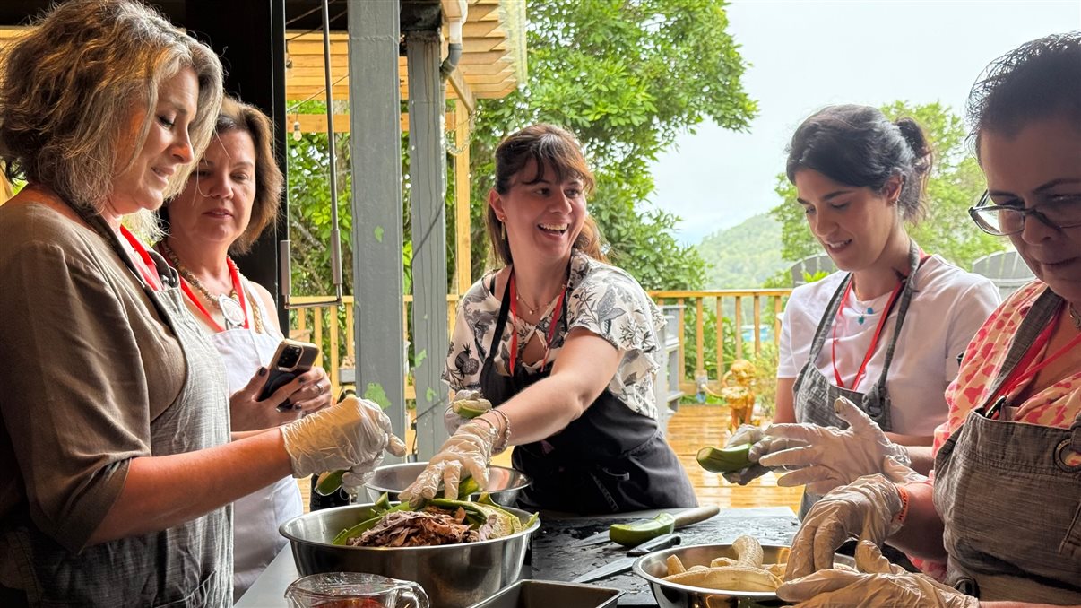 Crystal Diaz durante a experiência gastronômica no Famtour da Flot Viagens