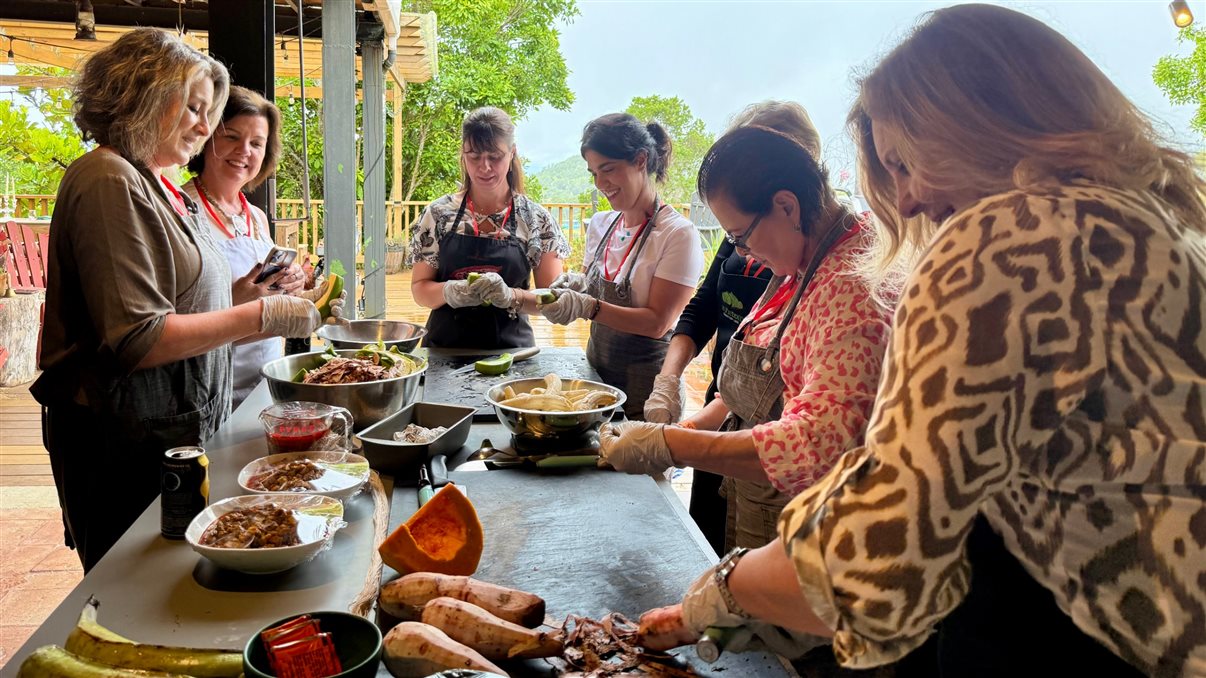 Crystal Diaz durante a experiência gastronômica no Famtour da Flot Viagens