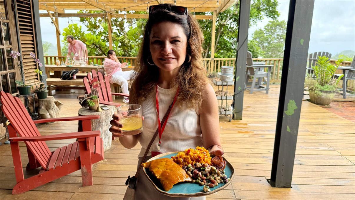 Crystal Diaz durante a experiência gastronômica no Famtour da Flot Viagens