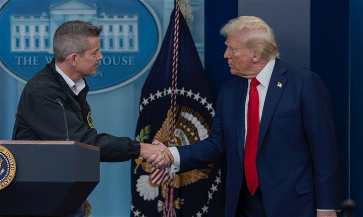 O secretário de Transportes dos Estados Unidos, Sean P. Duffy, com o presidente do país, Donald Trump