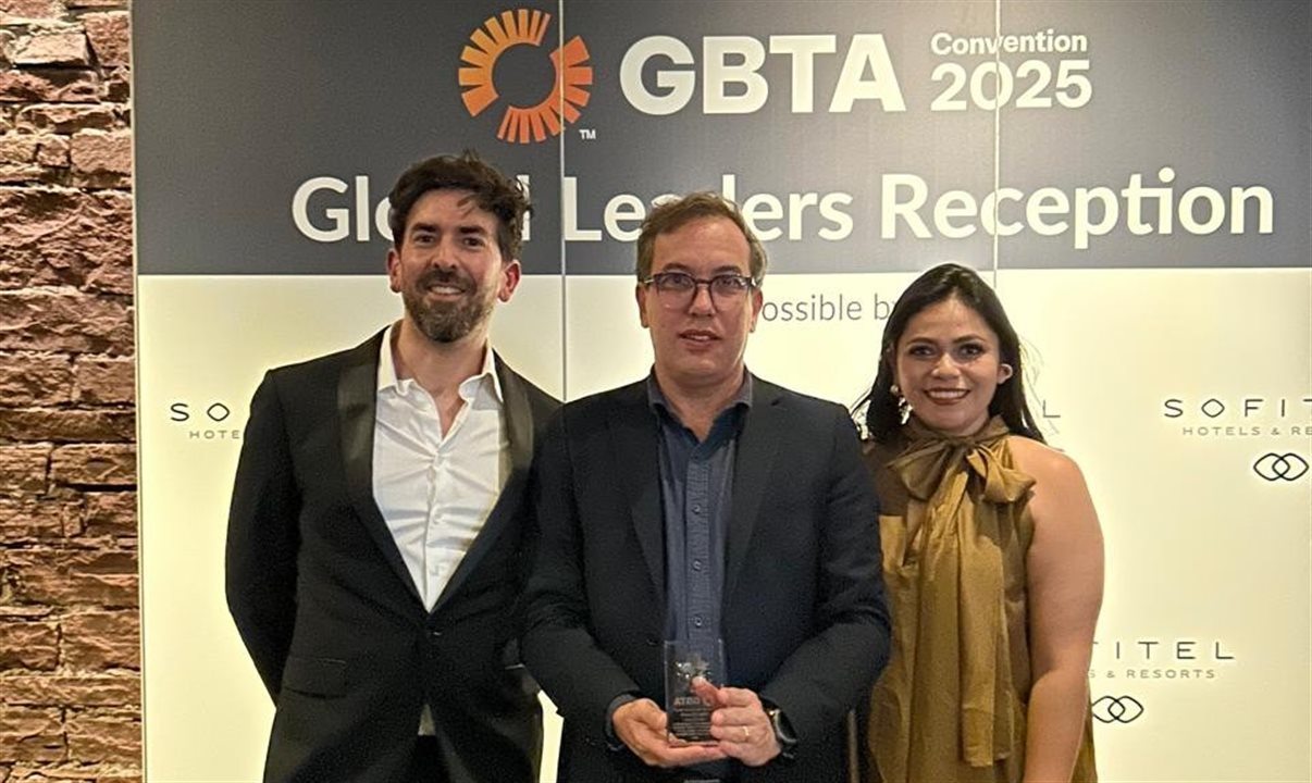 Daniel Duarte, LATAM Content and Engagement Specialist, e Mariana Pérez, Country Director of Operations and Engagement, premiam Felipe Mesquita, da Copastur