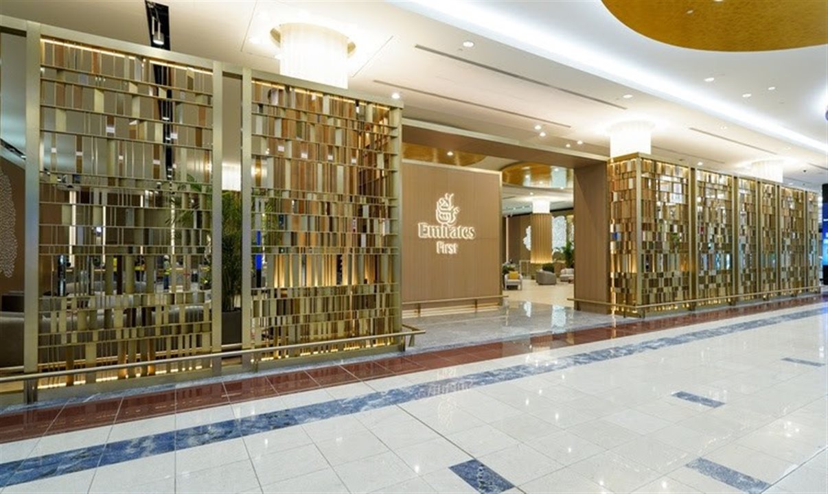 Nomeada de “Emirates First”, a área de check-in foi totalmente modernizada e agora conta com assentos luxuosos e privativos