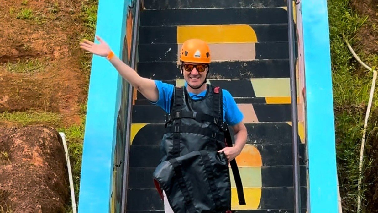Eduardo Barbosa, da Flot, homenageia o Toro Verde Adventure Park como parceiro. Jean Albert Torres, supervisor de restaurantes do empreendimento, recebe o troféu