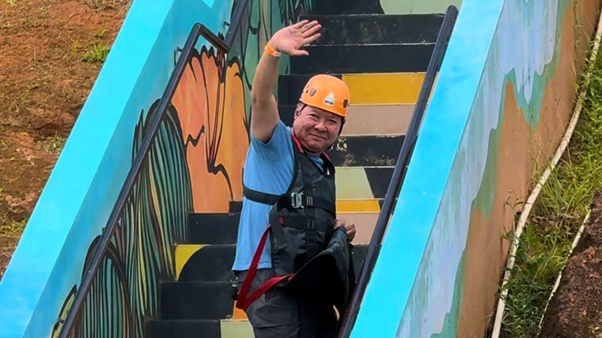 Eduardo Barbosa, da Flot, homenageia o Toro Verde Adventure Park como parceiro. Jean Albert Torres, supervisor de restaurantes do empreendimento, recebe o troféu