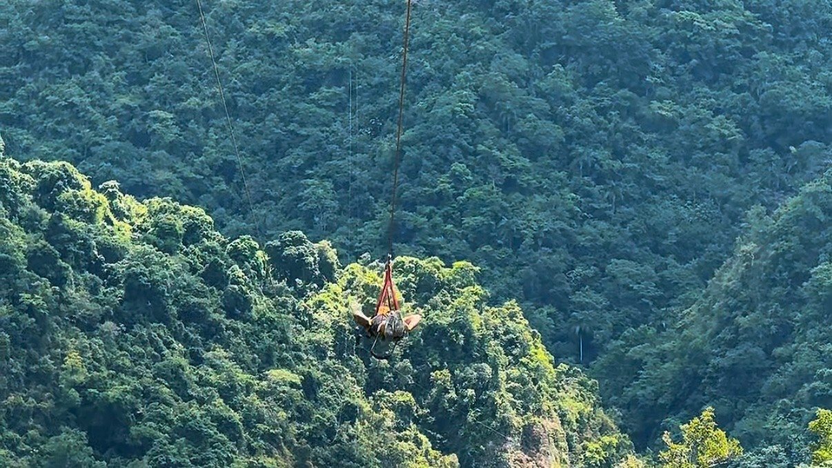 Eduardo Barbosa, da Flot, homenageia o Toro Verde Adventure Park como parceiro. Jean Albert Torres, supervisor de restaurantes do empreendimento, recebe o troféu