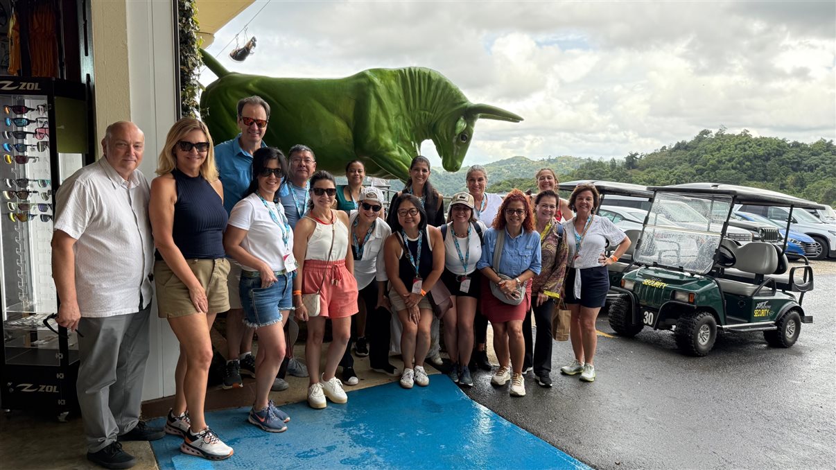 Eduardo Barbosa, da Flot, homenageia o Toro Verde Adventure Park como parceiro. Jean Albert Torres, supervisor de restaurantes do empreendimento, recebe o troféu