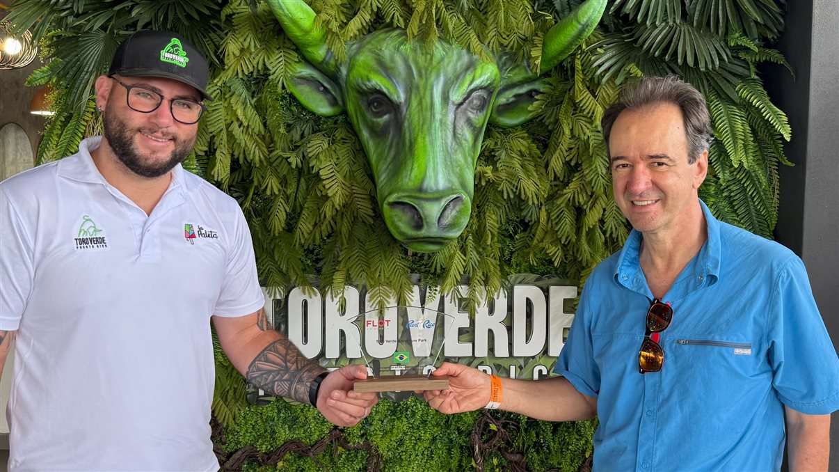 Eduardo Barbosa, da Flot, homenageia o Toro Verde Adventure Park como parceiro. Jean Albert Torres, supervisor de restaurantes do empreendimento, recebe o troféu