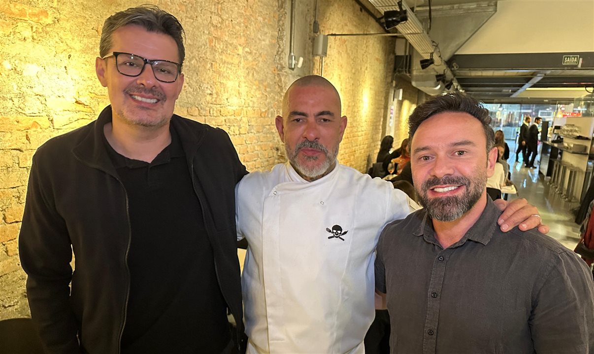 Chef Henrique Fogaça entre Edson Cândido e Rodolfo Vieira, da Aviva