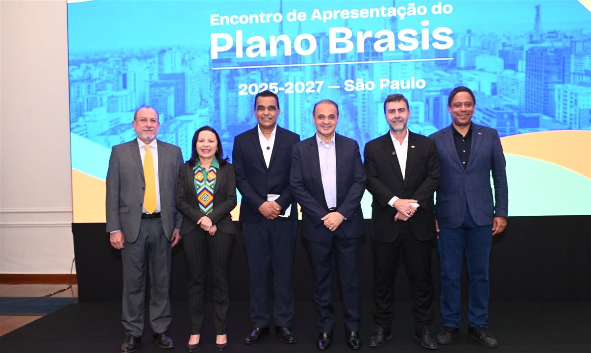 Toni Sando, do Visite São Paulo, Ana Clévia, do Sebrae Nacional, Ruy Alves e Roberto de Lucena, do Turismo de São Paulo, Marcelo Freixo, da Embratur, e Orlando Silva, deputado federal