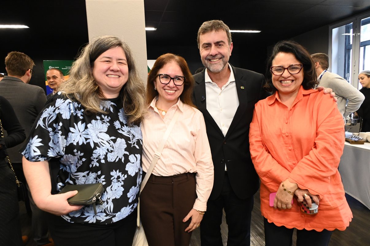 Jerusa Haro e Ana Carolina Medeiros, da Abav Nacional, Marcelo Freixo, da Embratur, e Monica Samia, da Setur-SP