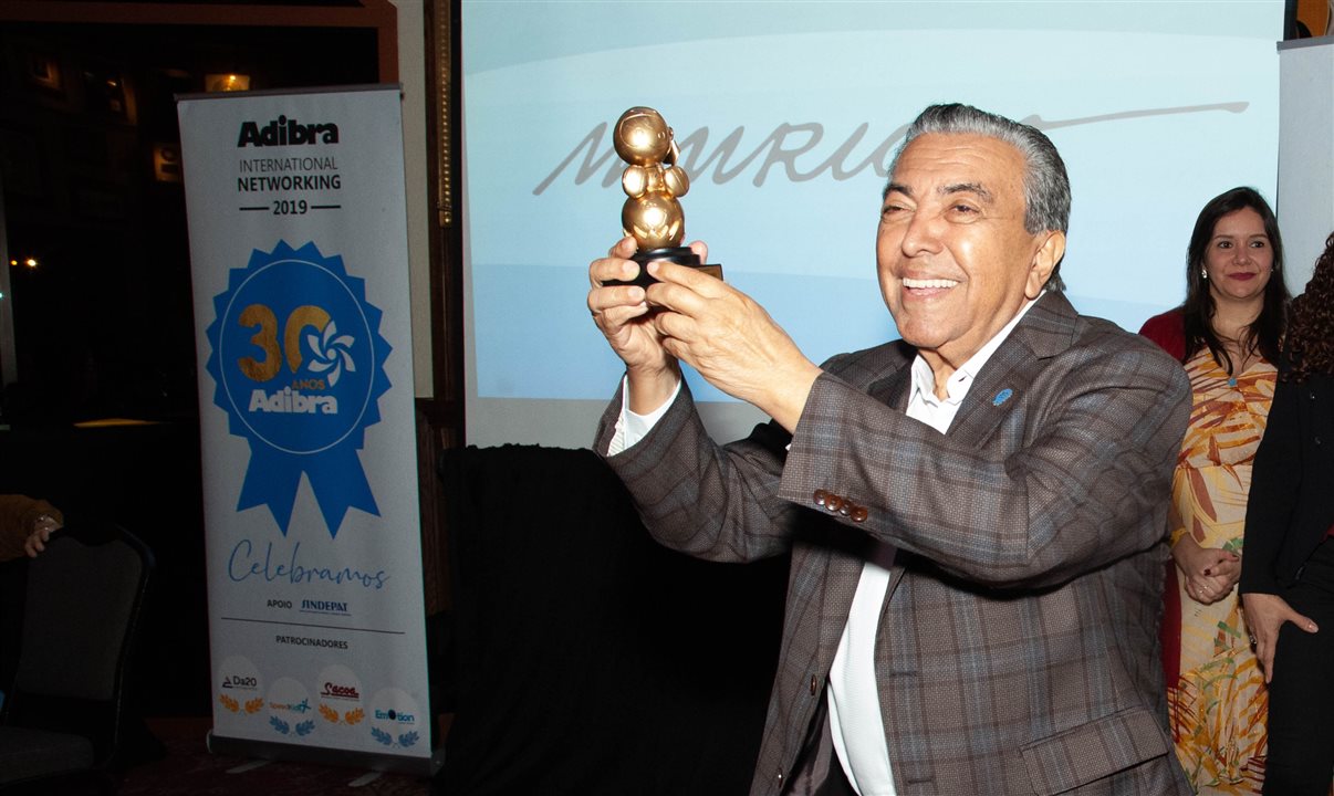 Mauricio de Sousa apresenta o troféu criado por ele durante o lançamento da premiação em 2019