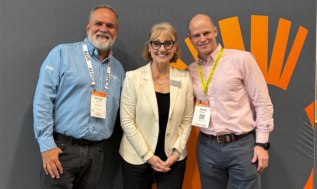 A CEO da GBTA, Suzanne Neufang, com Artur Luiz Andrade e José Guilherme Alcorta, da PANROTAS
