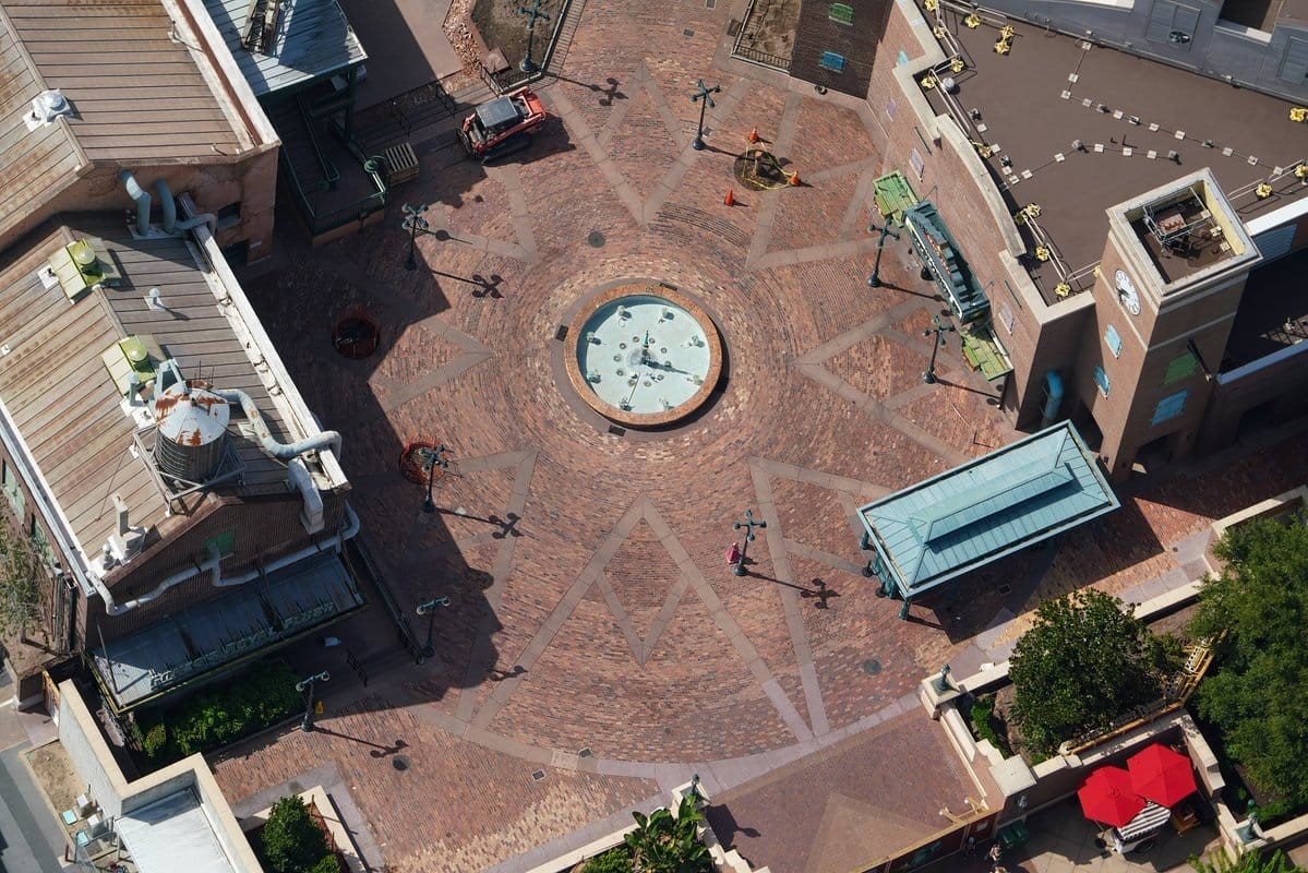 Imagens revelam os primeiros sinais visíveis das obras, incluindo demolições, movimentações alterações estruturais significativas no antigo Muppets Courtyard