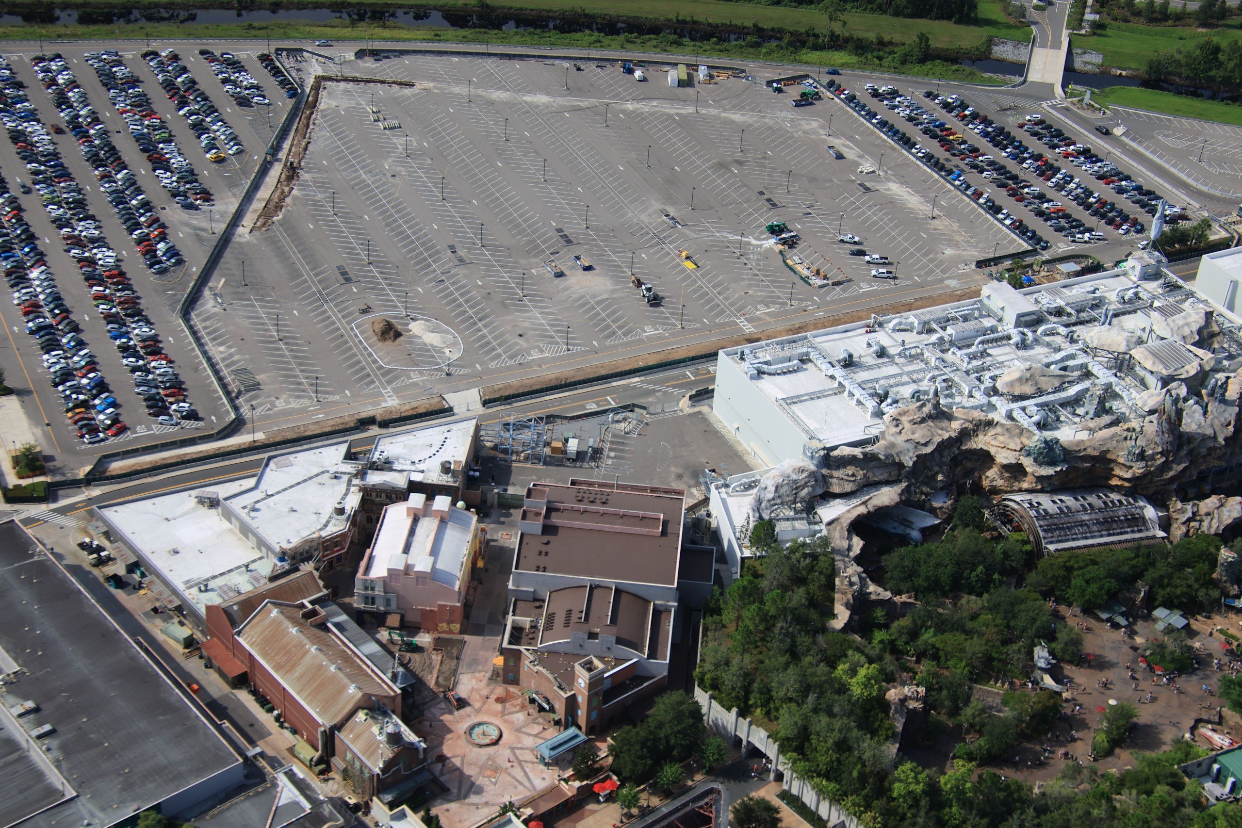 Estacionamento dos colaboradores da Disney que vai virar área de construção da nova montanha-russa