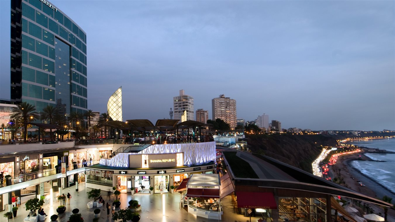 O renovado JW Marriott Lima, o shopping Larcomar e o Oceano Pacífico