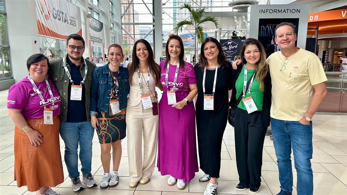 Delegação Flytour Business Travel com clientes: Andrea Avelleda (FBT), Manuela Bernardes (FBT), Aline Rodrigues (TV Globo), Daniele Sebastiani (BTG Pactual), Renata Ribeiro (UNDP), Erika Alkimim (FBT), Alex Santana (Lenovo) e Viviane Lucena (PWC Brasil)