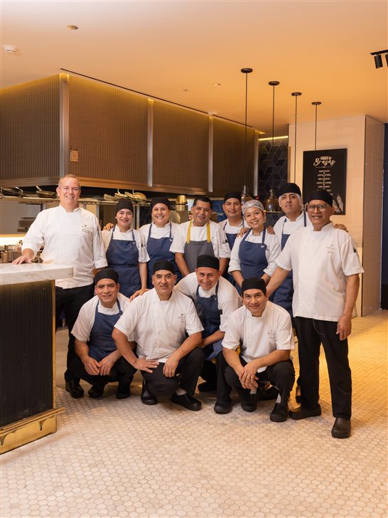 O chef Rafael Casín (em pé à esquerda) e o time da cozinha do JW Marriott Lima