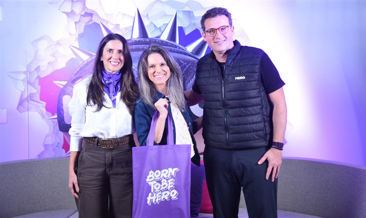 Mariana Grottera, executiva responsável pela área de experiência do cliente na Amazon, entre Claudia Pinheiro e Guilherme Wroclawski, da Hero Seguros