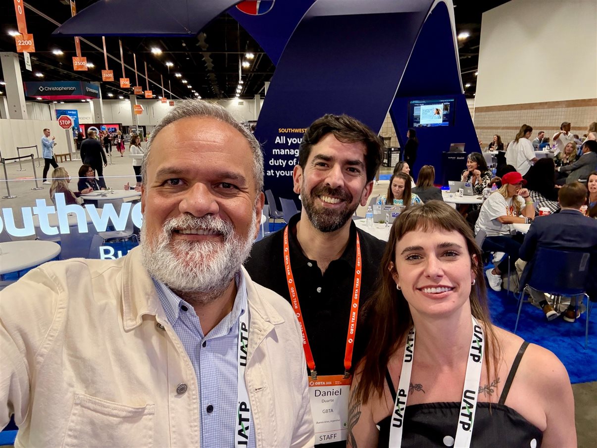 Delegação Flytour Business Travel com clientes: Andrea Avelleda (FBT), Manuela Bernardes (FBT), Aline Rodrigues (TV Globo), Daniele Sebastiani (BTG Pactual), Renata Ribeiro (UNDP), Erika Alkimim (FBT), Alex Santana (Lenovo) e Viviane Lucena (PWC Brasil)