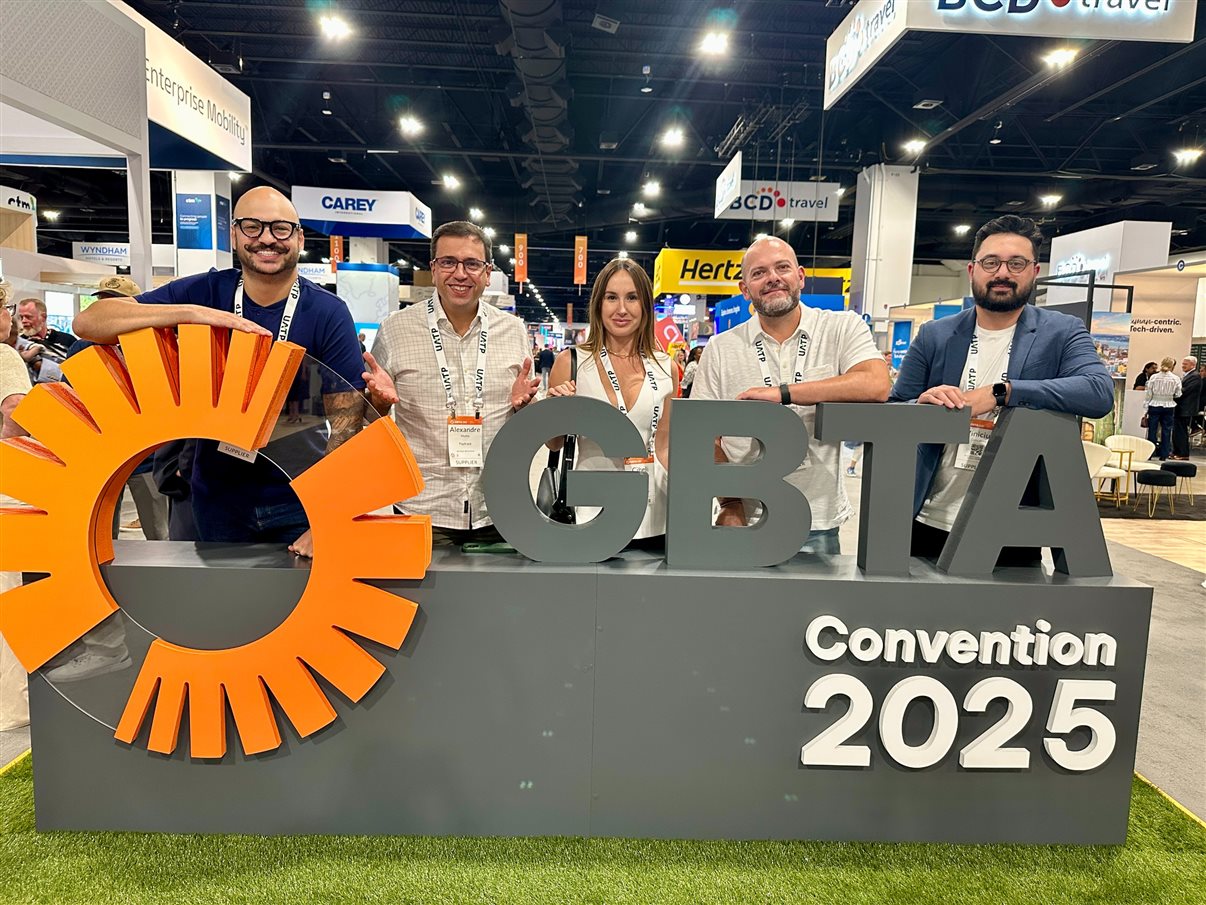 Delegação Flytour Business Travel com clientes: Andrea Avelleda (FBT), Manuela Bernardes (FBT), Aline Rodrigues (TV Globo), Daniele Sebastiani (BTG Pactual), Renata Ribeiro (UNDP), Erika Alkimim (FBT), Alex Santana (Lenovo) e Viviane Lucena (PWC Brasil)