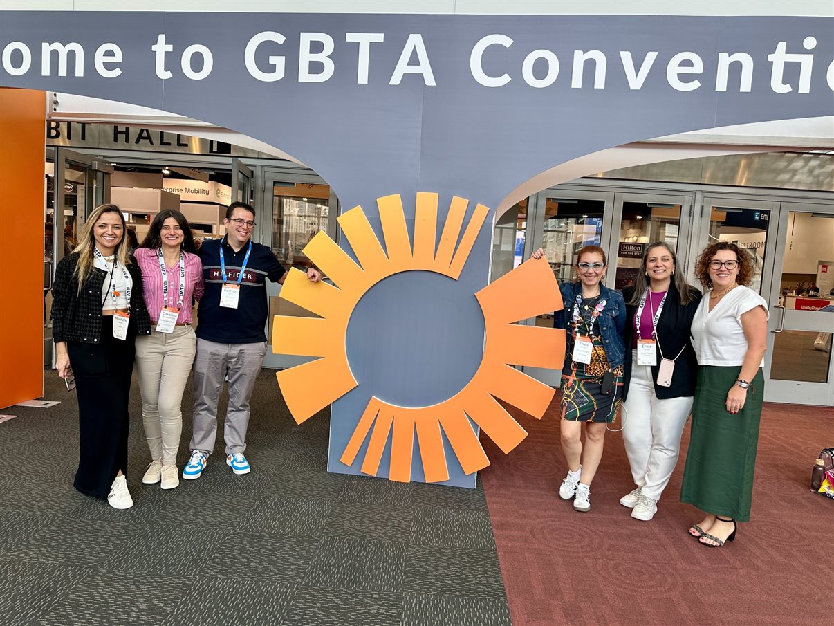 Delegação Flytour Business Travel com clientes: Andrea Avelleda (FBT), Manuela Bernardes (FBT), Aline Rodrigues (TV Globo), Daniele Sebastiani (BTG Pactual), Renata Ribeiro (UNDP), Erika Alkimim (FBT), Alex Santana (Lenovo) e Viviane Lucena (PWC Brasil)